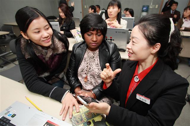 지난 4월 서울 신대방동 서울여성플라자 다문화교육실에서 KT의 IT 서포터스 단원이 결혼이주 여성들에게 스마트폰 사용법을 교육하고 있다. KT 제공