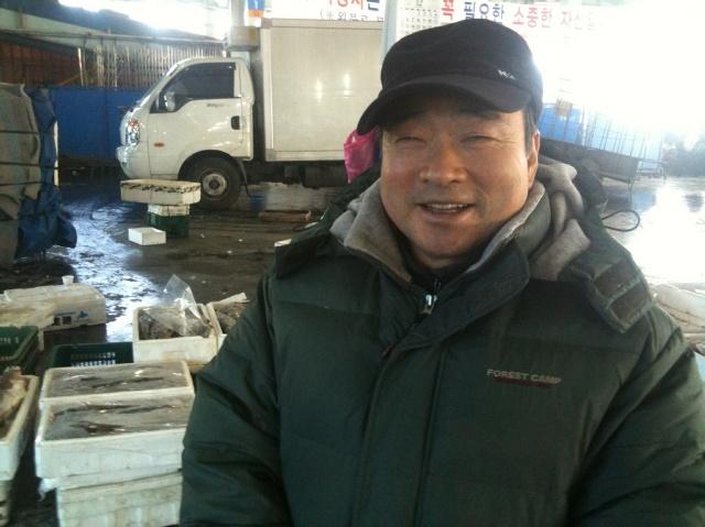 서울 가락동 농수산물시장에서 갈치를 파는 정윤철씨가 새해 첫날 장사를 준비하며 밝은 미소를 짓고 있다.