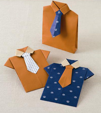 종이접기로 만든 셔츠모양 종이가방과 넥타이 셔츠 봉투.