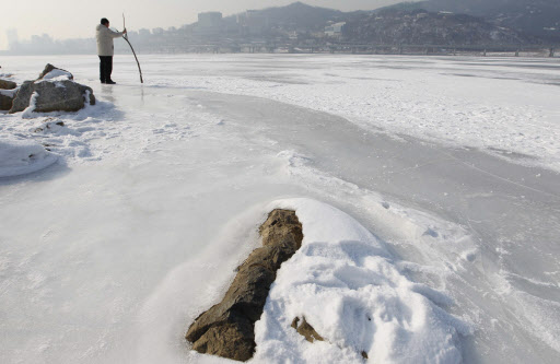 전국적으로 매서운 한파가 계속되고 있는 가운데 2일 오후 한강이 추위에 얼어 있다. 연합뉴스