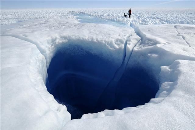 사진작가 제임스 발록이 저속촬영 카메라로 촬영한 북극 빙하의 갈라진 틈. 온미디어 제공
