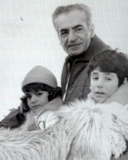 이란의 마지막 국왕 무하마드 레자 팔레비(가운데)가 축출되기 4년 전인 1975년 스위스 장크트모리츠에서 둘째 아들 알리레자(오른쪽), 막내 딸 레일라와 휴가를 즐기고 있다.  장크트모리츠 AP 연합뉴스