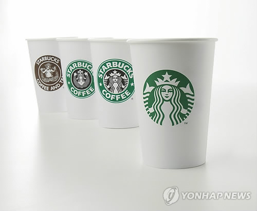 스타벅스의 새로운 로고(맨 오른쪽)가 찍힌 컵과 예전 로고가 찍힌 컵들 연합뉴스