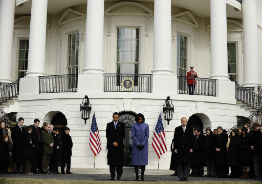 버락 오바마(가운데 왼쪽) 미국 대통령과 부인 미셸 오바마 여사가 10일(현지시간) 워싱턴 백악관 남쪽 정원에서 직원들과 함께 이틀 전 발생한 애리조나 총기 난사 사건의 희생자를 추모하며 묵념하고 있다. 워싱턴 AFP 연합뉴스