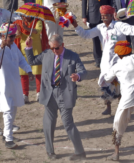 영국 찰스(가운데) 왕세자가 지난해 10월 인도에서 두 번째로 큰 도시인 자라스탄 주 조드푸르 시 근처의 톨라사 마을에서 주민들과 어울려 춤을 추고 있다. 타임 홈페이지