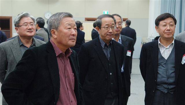 경기 이천 LG인화원에서 최근 열린 LG의 ‘글로벌 CEO 전략회의’에서 구본무(왼쪽) 회장이 토론 결과를 듣고 있다. LG 제공