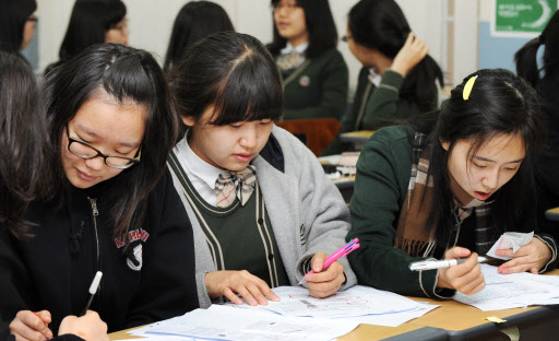 지난해 11월 서울 한 여고의 학생들이 2011학년도 대입수학능력시험을 치른 뒤 가채점하고 있다. 서울신문 포토라이브러리