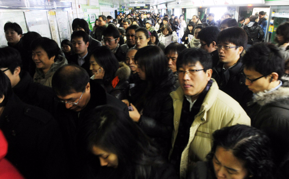 18일 오전 지하철 2호선의 고장으로 운행이 차질을 빚자 을지로입구역 승강장에서 출근길 시민들이 오지 않는 지하철을 기다리느라 북새통을 이루고 있다. 2호선은 오전 6시 50분부터 8시 40분까지 2시간가량 운행이 중단 또는 지연되면서 출근길 시민들이 큰 불편을 겪었다. 안주영기자 jya@seoul.co.kr