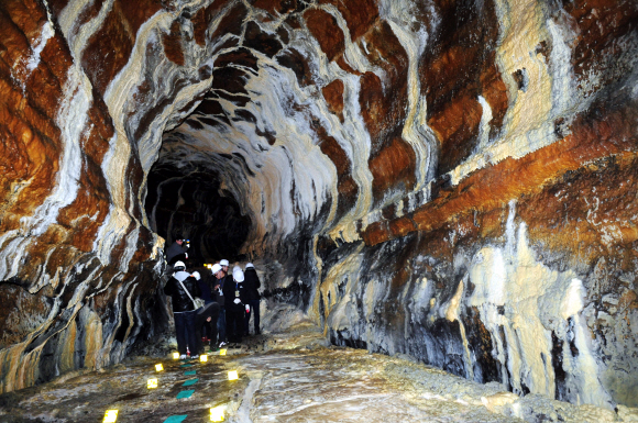 용천동굴 내부 모습. 용암이 만든 동굴 벽면에 석회 성분이 스며들면서 독특한 풍경을 만들고 있다.