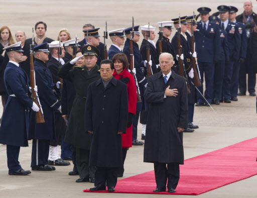 후진타오(앞줄 왼쪽) 중국 국가주석이 18일(현지시간) 미국 워싱턴 DC 인근 앤드루스 공군기지에 도착, 영접 나온 조 바이든(앞줄 오른쪽) 미 부통령과 활주로에 나란히 서서 양국 국가 연주에 예를 표하고 있다. 앤드루스 공군기지 AP 연합뉴스