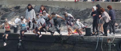 지난해 2월 제주 용담동의 한 포구에서 졸업식을 마친 여고생들이 속옷 차림으로 바다에 뛰어들고 있다. 서울신문 포토라이브러리