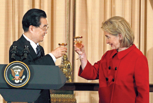 후진타오(왼쪽)가 국무부 청사에서 열린 환영오찬에서 힐러리 클린턴 국무장관과 건배하고 있다.