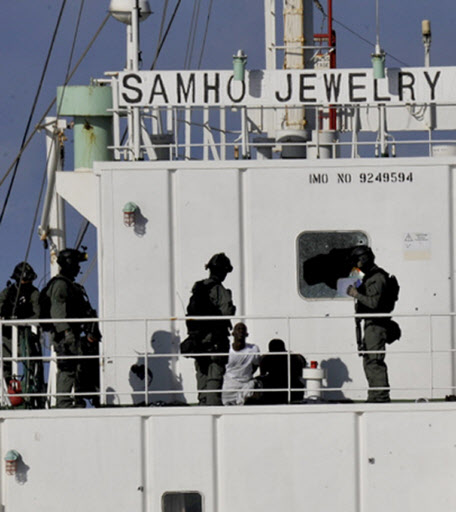 청해부대원이 21일 아라비아해에서 소말리아 해적들에게 납치된 우리 화물선 삼호주얼리호에서 선원들을 구출하고 해적을 소탕하고 있다. 