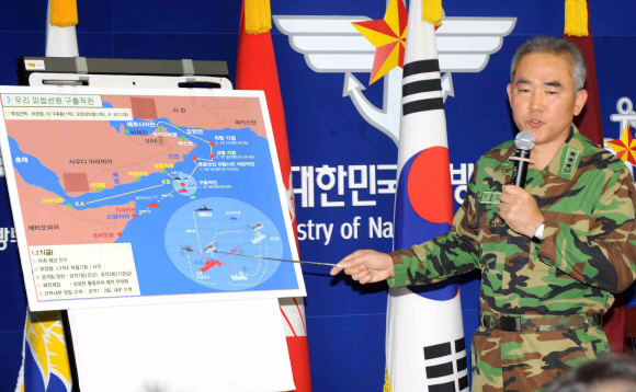 21일 국방부에서 이성호 합동참모본부 군사지원본부장이 삼호주얼리호를 구출하는 데 성공한 청해부대의 작전 경위를 설명하고 있다.  류재림기자 jawoolim@seoul.co.kr 