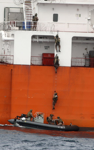 호주군 소속 대원들이 지난 4일 오만 살랄라지역으로부터 365해리(약676㎞) 떨어진 해상에서 해적에 피랍된 영국 국적의 선박 ‘CPO 차이나호’의 선원을 구출하려고 배 안으로 침투하고 있다. 이 작전으로 선원들은 모두 무사히 구조됐다.  AP 연합뉴스 