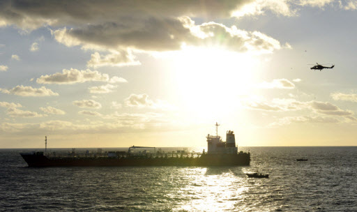 ‘여명작전’ 시작  21일 소말리아 해적에게 납치된 삼호주얼리호를 구출하기 위한 작전이 시작된 직후 링스헬기가 엄호를 위해 삼호주얼리호에 접근하고 있다.