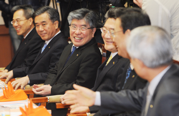 한국은행 김중수(왼쪽 세번째) 총재와 시중은행장들이 21일 한국은행에서 열린 금융협의회의 도중 환담하고 있다. 안주영기자 jya@seoul.co.kr