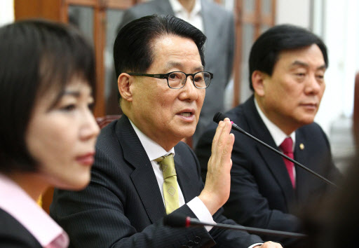 민주당 박지원 원내대표가 25일 오후 국회에서 기자회견을 열고 개헌과 관련, 부정적 견해를 밝히고 있다. 연합뉴스