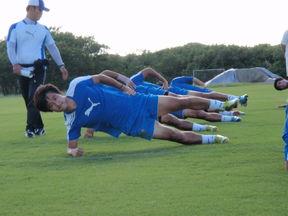 괌에서 전지훈련 중인 프로축구 K-리그 인천 유나이티드의 이승재(왼쪽) 트레이너가 28일 근력 운동 중인 이재권(앞) 등의 자세를 지켜보며 바로잡아 주고 있다.