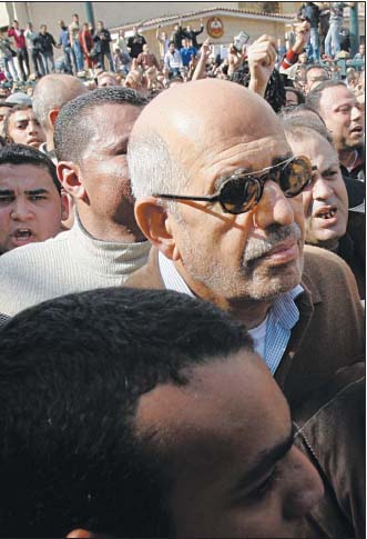 시위대에 둘러싸인 엘바라데이   28일 이집트 수도 카이로 도심 광장에서 벌어진 대규모 시위에 참석한 모하메드 엘바라데이(가운데) 전 국제원자력기구(IAEA) 사무총장이 시위대에 둘러싸여 있다.   카이로 AFP 연합뉴스 