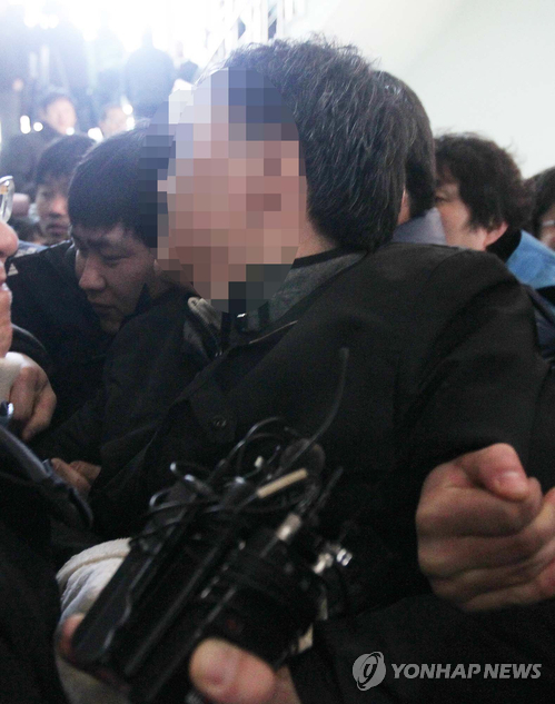 대전 둔산경찰서는 28일 “’경찰관 어머니 강도치사 사건’의 유력한 용의자로 피해자의 아들인 경찰 고위간부 이모씨를 체포했다”고 밝혔다. 이모씨가 둔산서 진술녹화실로 들어서고 있다. 연합뉴스