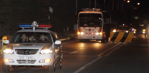 30일 새벽 소말리아 해적 5명을 태운 해경 호송버스가 김해공항 공군기지를 빠져나가고 있다. 부산 연합뉴스