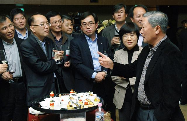 구본무(오른쪽) LG 회장이 27일 경기 광주시 곤지암리조트에서 새내기 임원들과 이야기를 나누고 있다.   LG 제공&#57543;