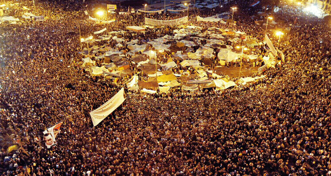 이집트 반정부 시위의 거점이 된 카이로 타흐리르 광장에 8일(현지시간) 수만명의 인파가 모여들어 정권퇴진 등을 요구하며 시위를 벌이고 있다. 카이로 AFP 연합뉴스