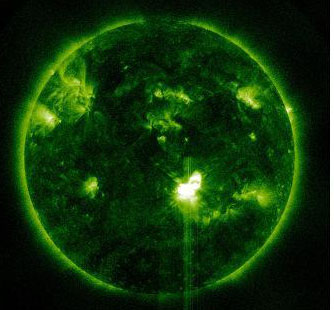 15일 오전 11시 10분 미국 SDO 위성이 촬영한 태양 흑점 폭발 사진. 태양의 가운데 아래 하얗게 보이는 ‘플레어’(섬광) 부분이 폭발 지점이다. 가장자리에 구름처럼 보이는 부분은 태양 에너지가 활동하는 모습이다.  전파연구소 제공