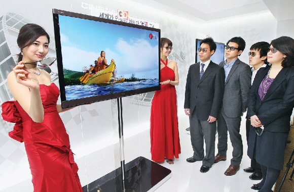 16일 서울 양재동 LG전자 서초 R&D 캠퍼스에서 열린 ‘시네마 3D TV’ 발표회에서 모델들이 관람객들에게 제품을 소개하고 있다.  LG전자 제공