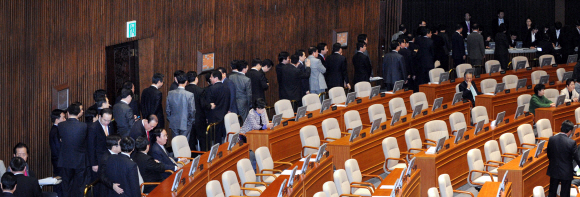 18일 오후 국회 본회의장에서 여야 의원들이 문화체육관광방송통신위원회 위원장 선출 투표를 하고 있다. 이언탁기자 utl@seoul.co.kr