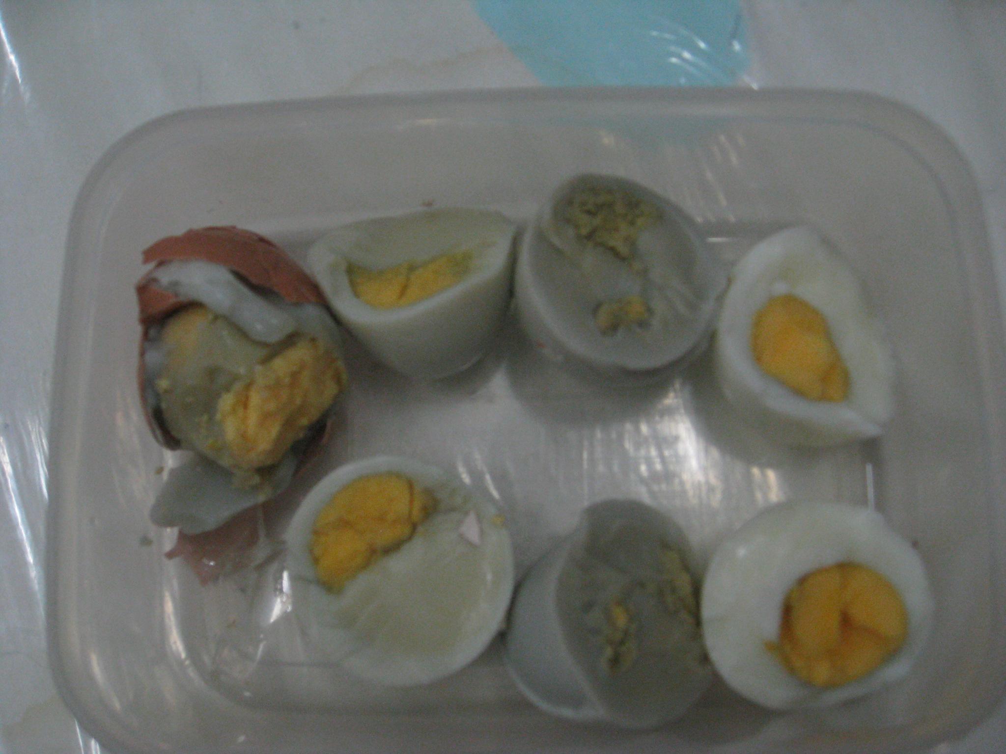 한 네티즌이 대구의 어린이집에서 원생들에게 썩은 계란을 간식으로 주고 있다며 인터넷 포털사이트 다음 아고라 게시판에 올린 사진. 다음 아고라 캡처