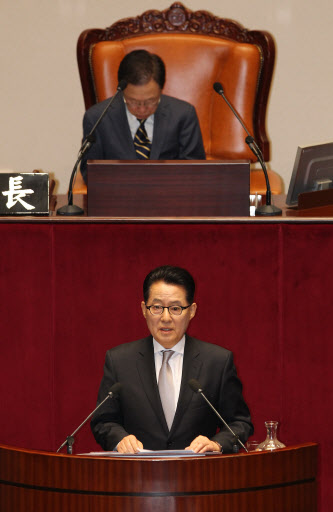 민주당 박지원 원내대표가 22일 오전 국회 본회의장에서 교섭단체 대표연설을 하고 있다.  연합뉴스