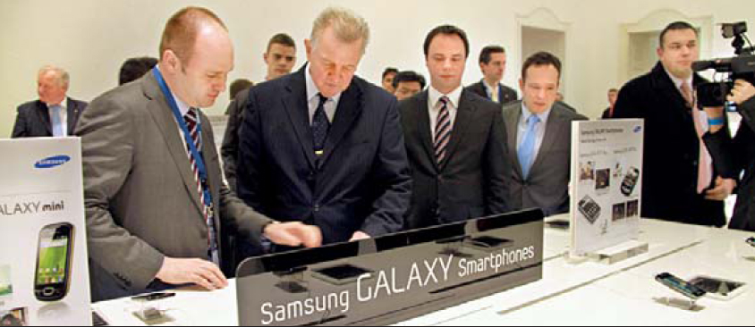 21일(현지시간) 헝가리 부다페스트 예술궁전에서 열린 삼성구주포럼에서 슈미트 팔(왼쪽 두번째) 헝가리 대통령이 삼성전자의 스마트폰 신제품을 살펴보고 있다.  삼성전자 제공