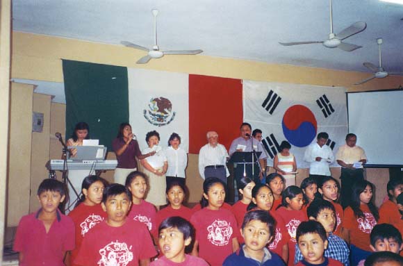 멕시코 레판 마을에 세워진 ‘무지개학교’ 교실에서 멕시코 한인 이민자 후손들이 애국가를 배우고 있다. 무지개학교 제공 