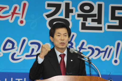 엄기영 전 MBC사장이 2일 한나라당 강원도당에서 입당식과 함께 강원도지사 출마 기자회견을 하고 4.27 보궐선거에 나서겠다고 밝혔다. 연합뉴스