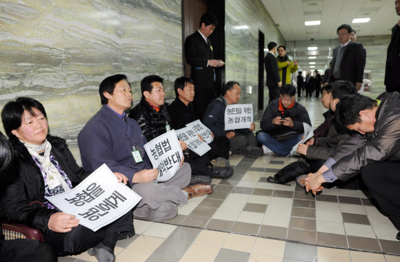 전국농민회 소속 회원 10여명이 4일 국회 농림수산식품위 회의장 밖에서 이날 처리된 농협법 개정안에 반대하며 농성을 하고 있다. 이호정기자 hojeong@seoul.co.kr