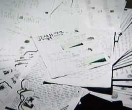 2009년 자살한 탤런트 장자연씨가 자필로 남긴 것이라며 지난 6일 공개된 50통의 편지들. 장씨는 이들 편지에서 ‘31명을 100번 넘게 접대했다.’고 밝혔다. SBS-TV 촬영