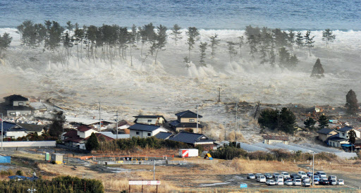 대규모 쓰나미가 미야기현 나토리시의 해안 마을을 덮치고 있다. 연합뉴스