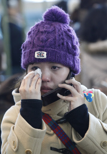 인천 공항을 통해 일본 나리타 공항으로 출국하려던 한 일본 여성이 전화 통화를 하며 눈물을 흘리고 있다. 연합뉴스