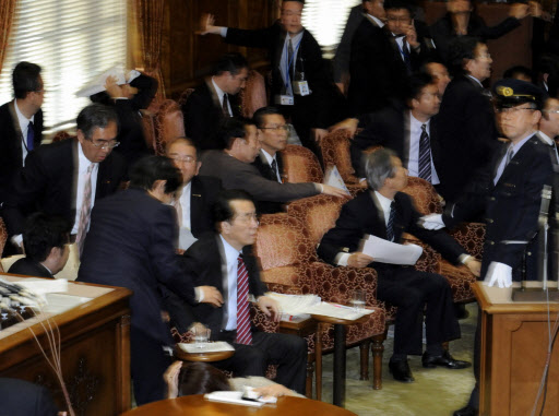 도쿄 참의원 의원회관에서 회의를 하던 의원들이 강진으로 회의실이 흔들리자 놀란 표정을 짓고 있다.  연합뉴스