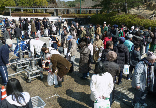 일본 동북부 지역에서 발생한 강진으로 피해가 속출하고 있는 가운데 센다이 시민들이 줄을 서서 물을 받고 있다.  연합뉴스