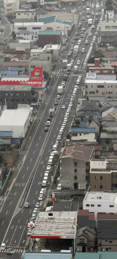 15일 오전 사이타마현 아게오시에서 차량들이 휘발유 급유를 위해 길게 줄을 서 있다. 연합뉴스