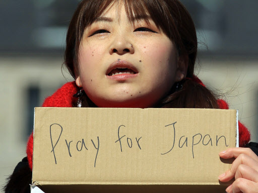 일본 도호쿠 지방을 덮친 지진과 쓰나미로 많은 피해가 발생한 가운데 16일 오전 서울 성북구 안암동 고려대학교에서 한 일본인 유학생이 지진피해 돕기 성금모금을 호소하고 있다. 연합뉴스