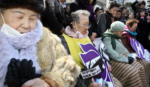 일본군 위안부 피해 할머니들이 16일 서울 종로구 중학동 주한일본대사관 앞에서 961차 ‘수요시위’ 대신 진행한 ‘추모 침묵시위’에서 한 참석자가 ‘재일교포, 일본시민 모두 힘내세요’란 피켓을 들고 희생자들을 위한 묵념을 하고 있다. 연합뉴스