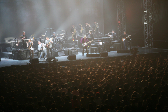 미국 록 밴드 이글스 내한공연이 열린 15일 서울 방이동 올림픽공원 체조경기장에는 40대 관객이 유독 많이 몰렸다. CJ E&M 음악공연사업부문 제공