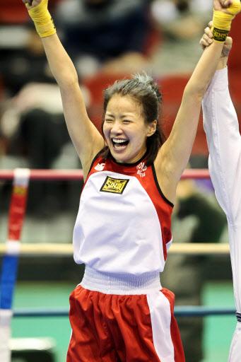 17일 안동실내체육관에서 열린 제7회 전국여자신인아마튜어복싱선수권대회 48kg급 결승에서 배우복서 이시영이 성소미(순천 청암고)를 누르고 우승을 차지하는 순간 환호하고 있다. <br>연합뉴스