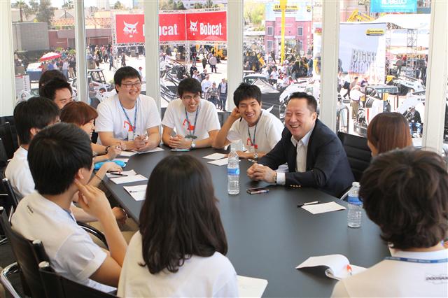 박용만(오른쪽 세 번째) ㈜두산 회장이 지난 22일(현지시간) 미국 라스베이거스 건설장비 박람회(Con Expo)에서 ‘대학생 전시 참관단’ 학생들과 함께 간담회를 갖고 있다. 두산그룹 제공