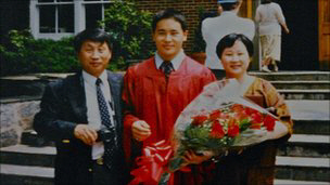 김서준(왼쪽), 김선희(오른쪽)씨 부부가 아들 론의 고등학교 졸업식에서 환하게 웃고 있다. BBC 홈페이지