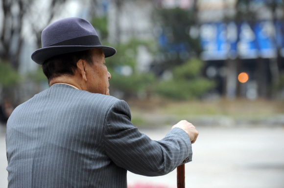 서울 종로2가 탑골공원에서 지팡이를 든 한 노인이 먼 곳을 바라보며 앉아 있다. 도준석기자 pado@seoul.co.kr